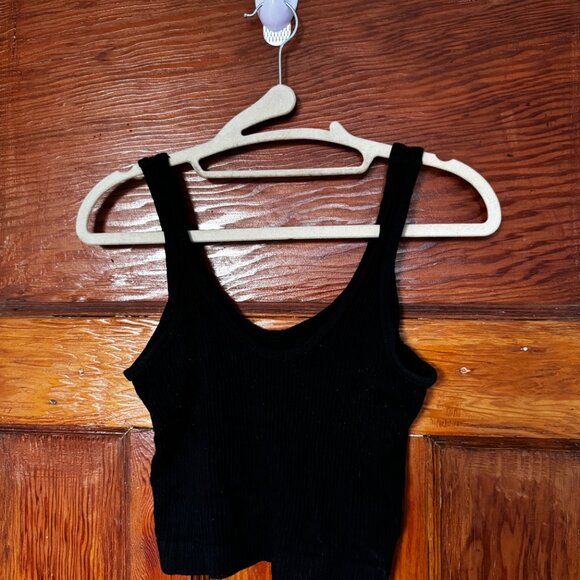 Black cropped V-neck tank top - Picture 2 of 3